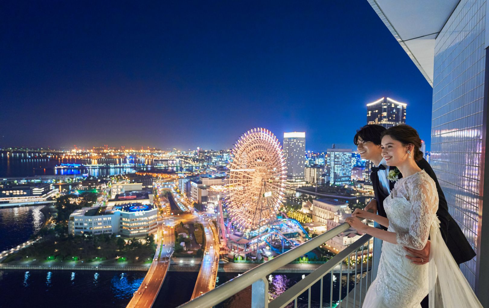 披露宴後は興奮冷めやらぬまま客室からの夜景を堪能。