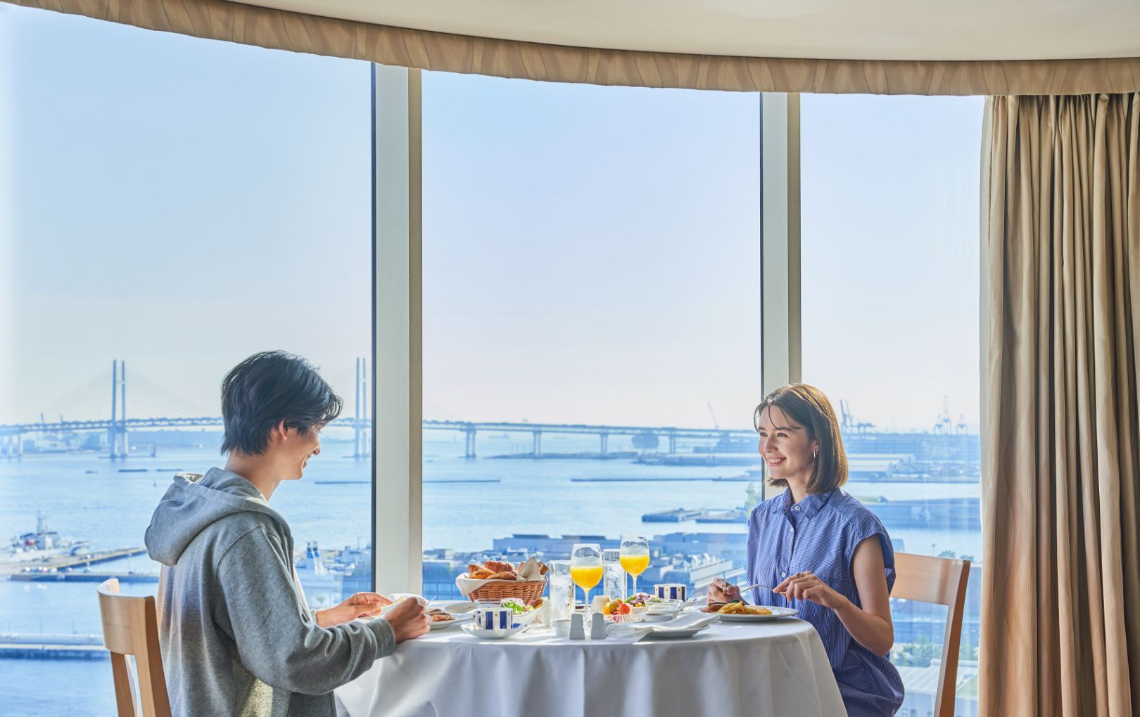 結婚式翌日の朝は、インルーム朝食を味わいながら結婚式の余韻に浸る幸せな時間。